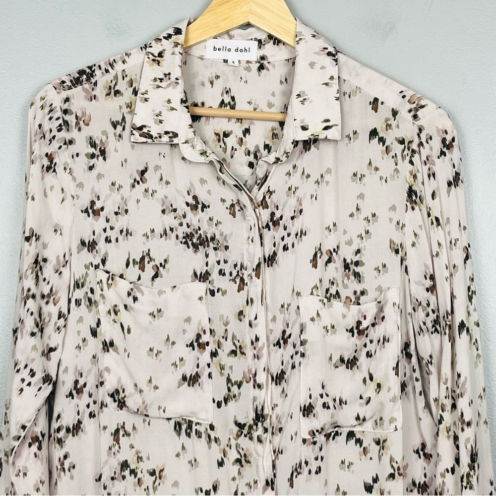 Bella Dahl Full Button Down Hipster Shirt in Painted Ditsy Floral Print, small. - Picture 4 of 13